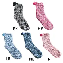 Японские Женские милые коралловые бархатная тапочка ярких цветов для девочек, женские повседневные зимние теплые пушистые плюшевые милые чулочно-носочные изделия с помпонами