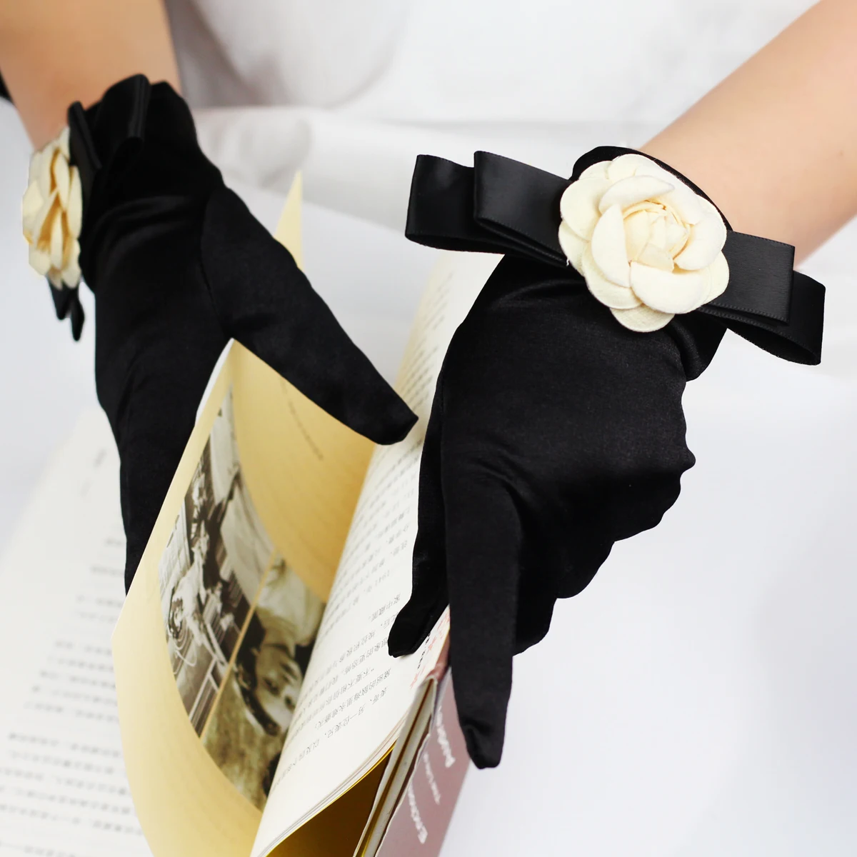 

WG032 Delicate Wedding Bridal Black Short Gloves Satin Flower Ribbon Wrist Length Velvet Brides Bridesmaid Gloves