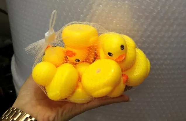 Игрушка играть с водой дети утка младенец Ванна Детский костюм маленький желтый клей системы утка материк Китай называется