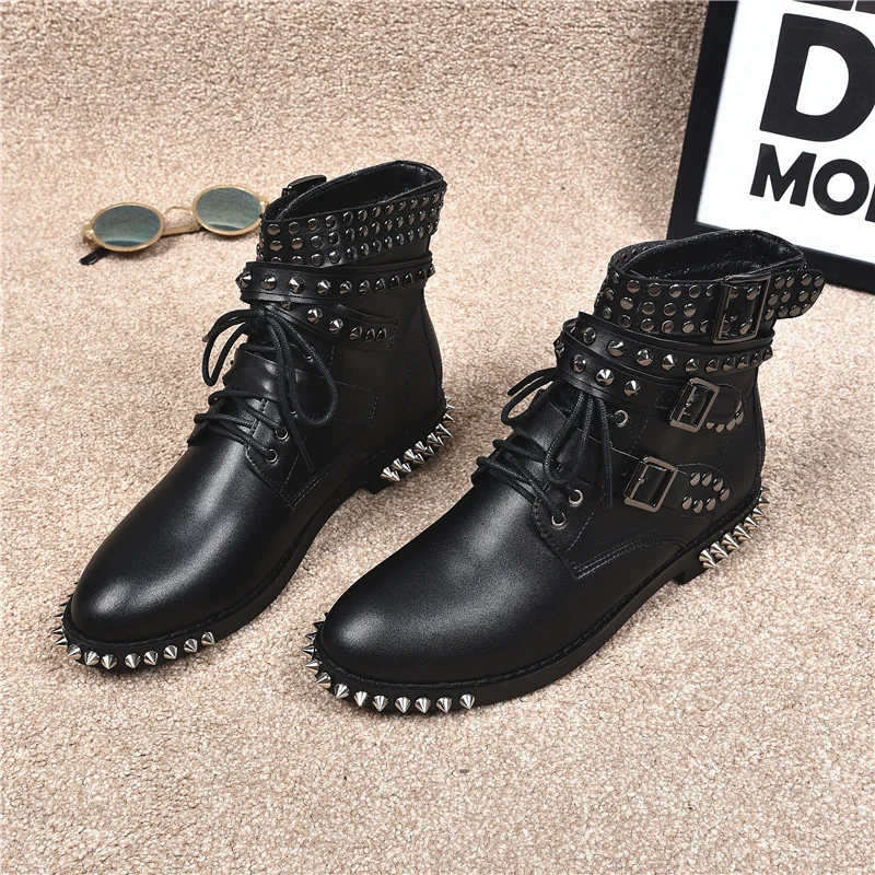 Scarpe donna/Зимние ботильоны; обувь на плоской подошве; женские мотоциклетные ботинки черного цвета на шнуровке с заклепками; женская обувь; botas Feminina;