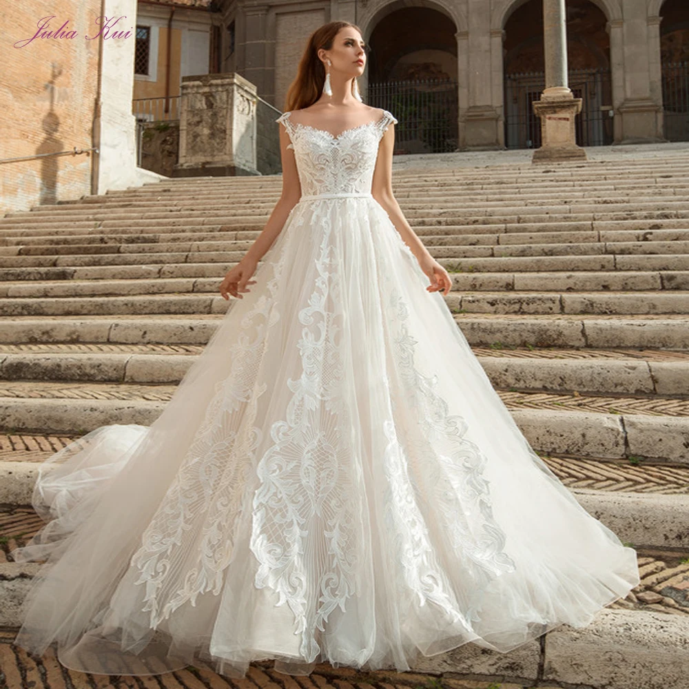 

Кружевное свадебное платье-трапеция с глубоким вырезом и пышной юбкой