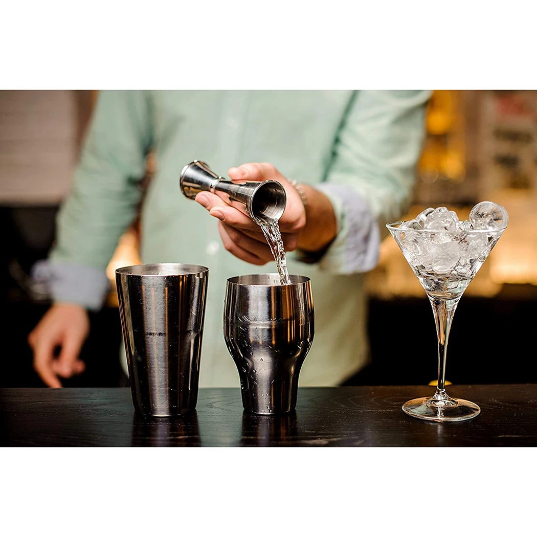 дабл джиггер для коктейлей. джиггер тройной. стаканы бармена шейкеры. коктейльные рюмки для бармена теории. шейкер и джиггер.