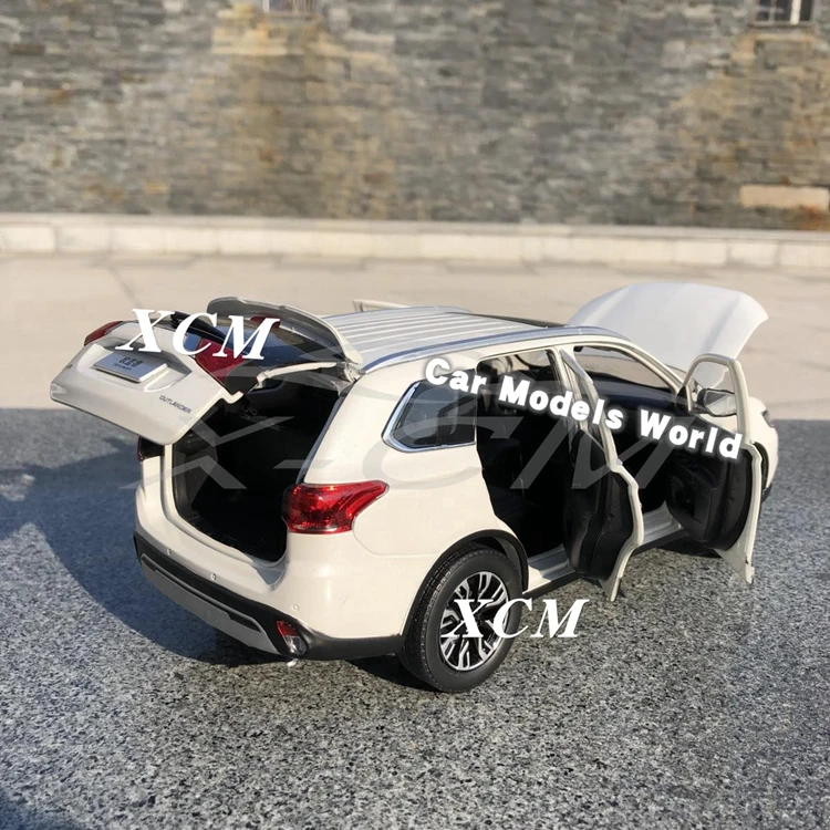 Литая модель автомобиля для Outlander 1:18(белый)+ маленький подарок