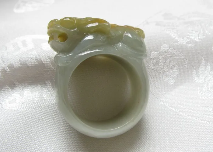 Una carga de semillas de jade натуральный amarillo emerold pull que anillo el viejo кратер Birmania jade con certificado