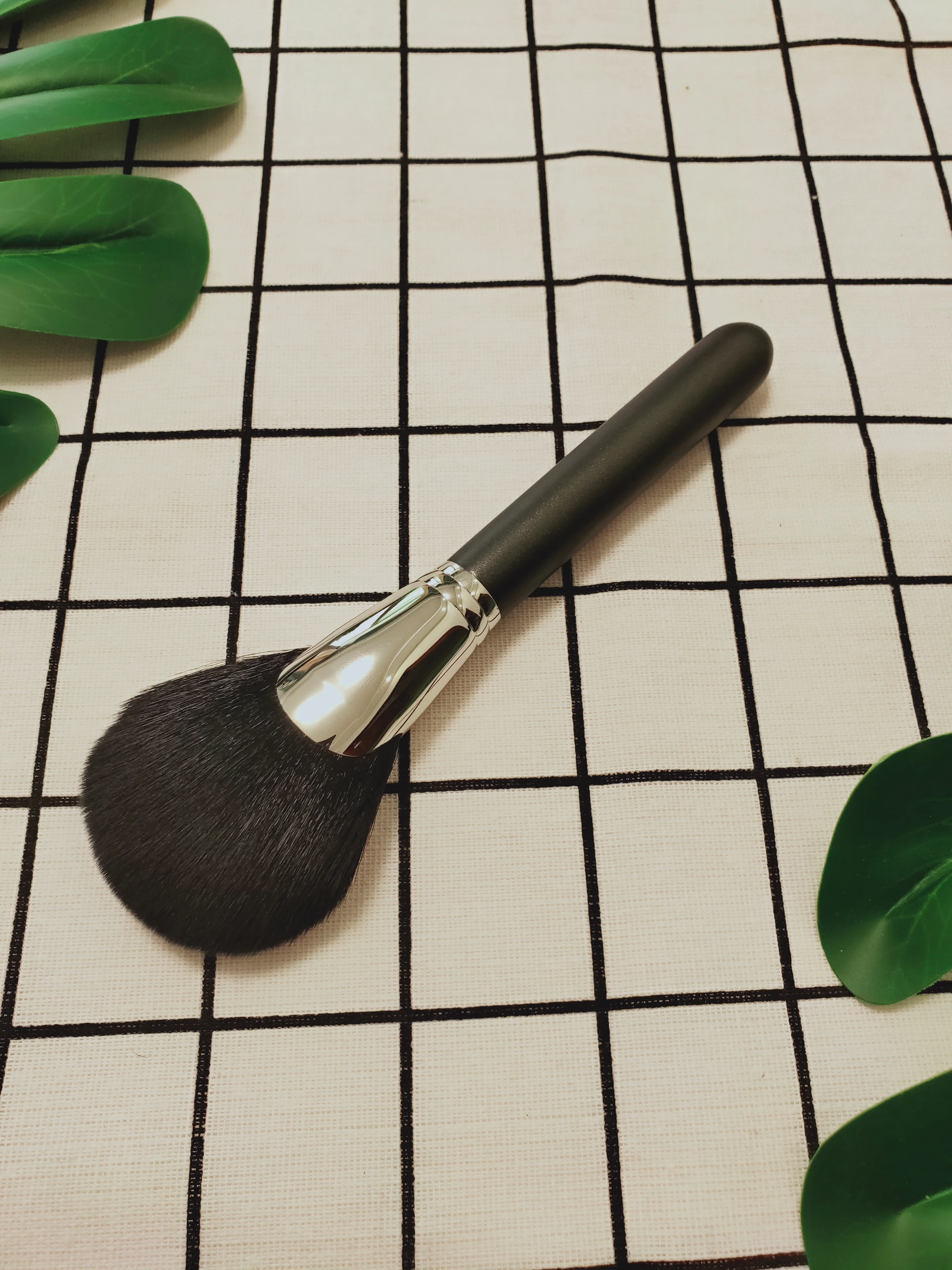 

1Pcs Fashion Brand Face Makeup Brush Gothic Wind Fan Shaped Powder Brush Art Scrub Professional Makeup Tools