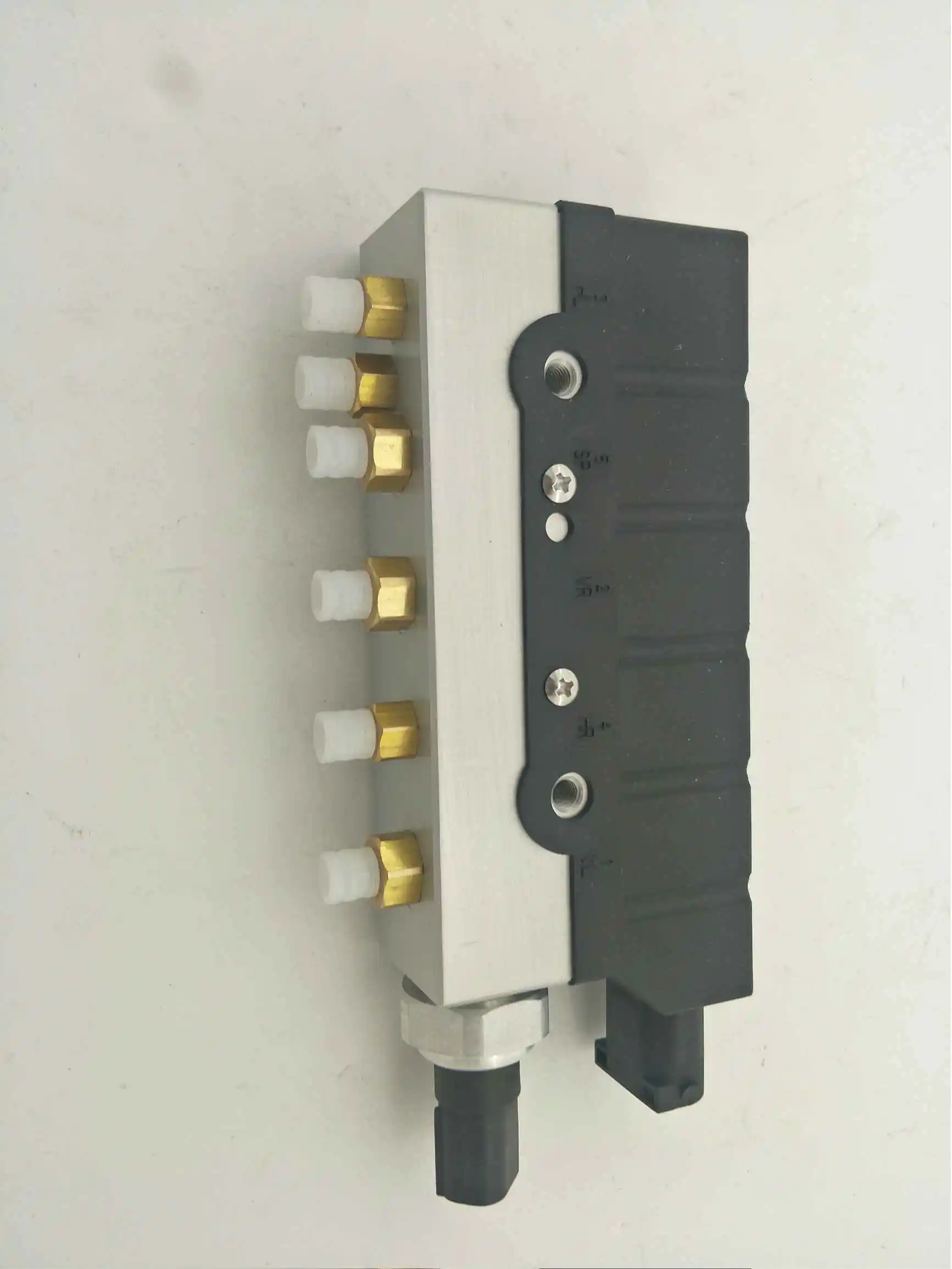 C2C35166 for New Air Suspension Solenoid Valve Block For Jaguar XJ XJR