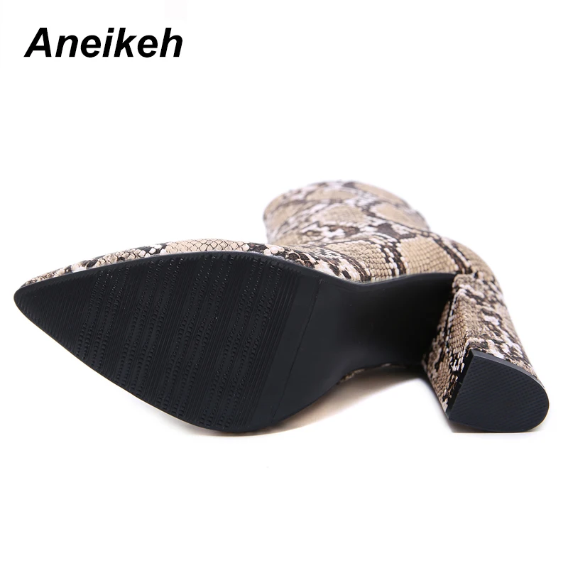 Aneikeh; коллекция года; сезон весна-осень; модные ботинки «Челси» из искусственной кожи под змеиную кожу; женские ботинки с острым носком на молнии; Танцевальная обувь на высоком каблуке