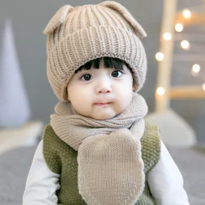 Beige Hat Scarf Новая одежда для маленькой девочки 2 шт./компл. модные носочки для новорожденных Шапки вязаная теплая круглая машина Кепки защищает шапка с ушками для малышей Зимние Кепки s+ наборы с шарфом шапки-бини - Цвет: Beige Hat Scarf
