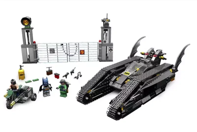 

IN STOCK Movie Tank Bane Hideout 07067 Decool 7108 Building Blocks Toy Compatible 7787 Super Heroes Batman 670+PCS