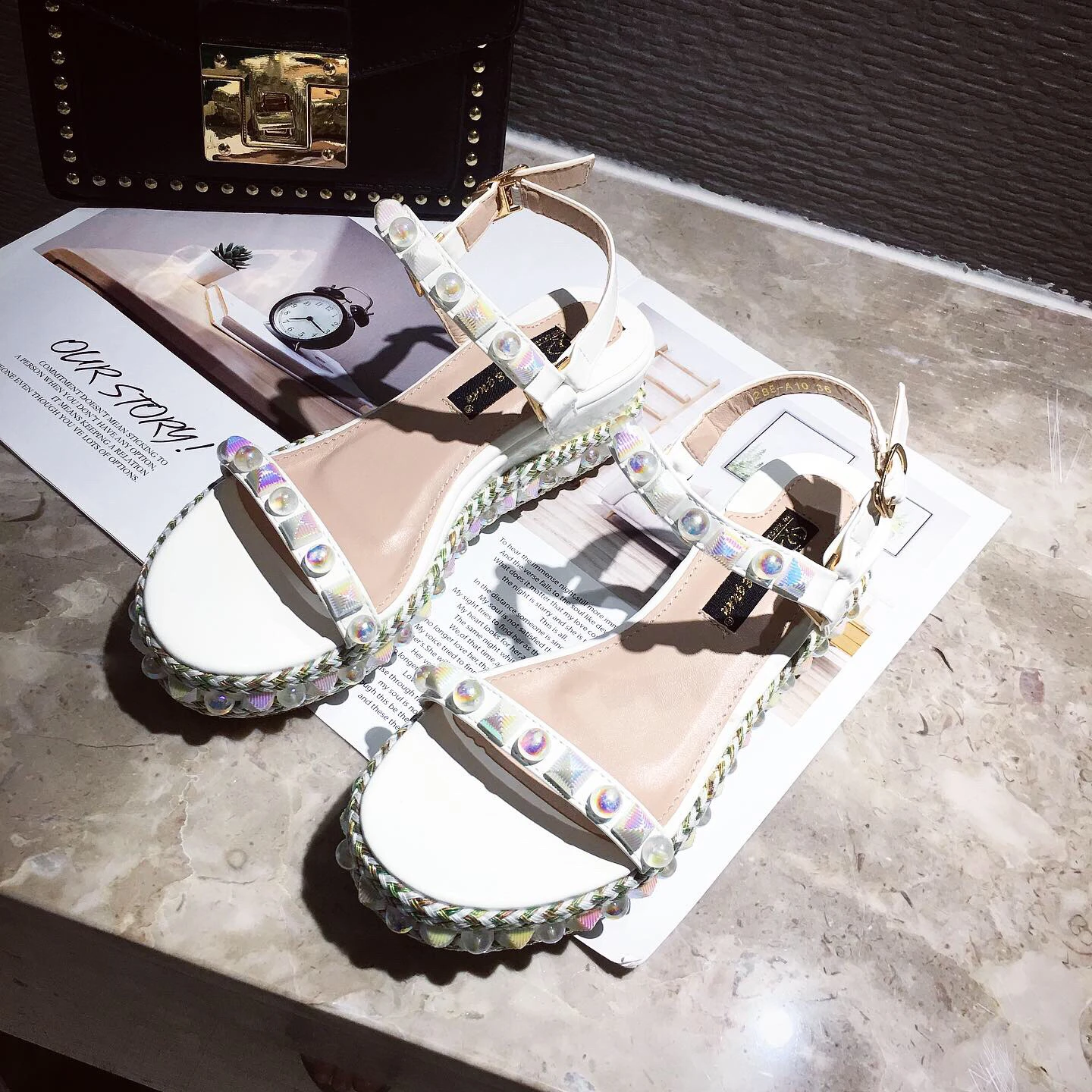 SHENGY/женские сандалии на плоской подошве; женские сандалии на платформе с заклепками и жемчужинами; пляжные сандалии с открытым носком; женская летняя обувь с ремешком и пряжкой на плоской подошве