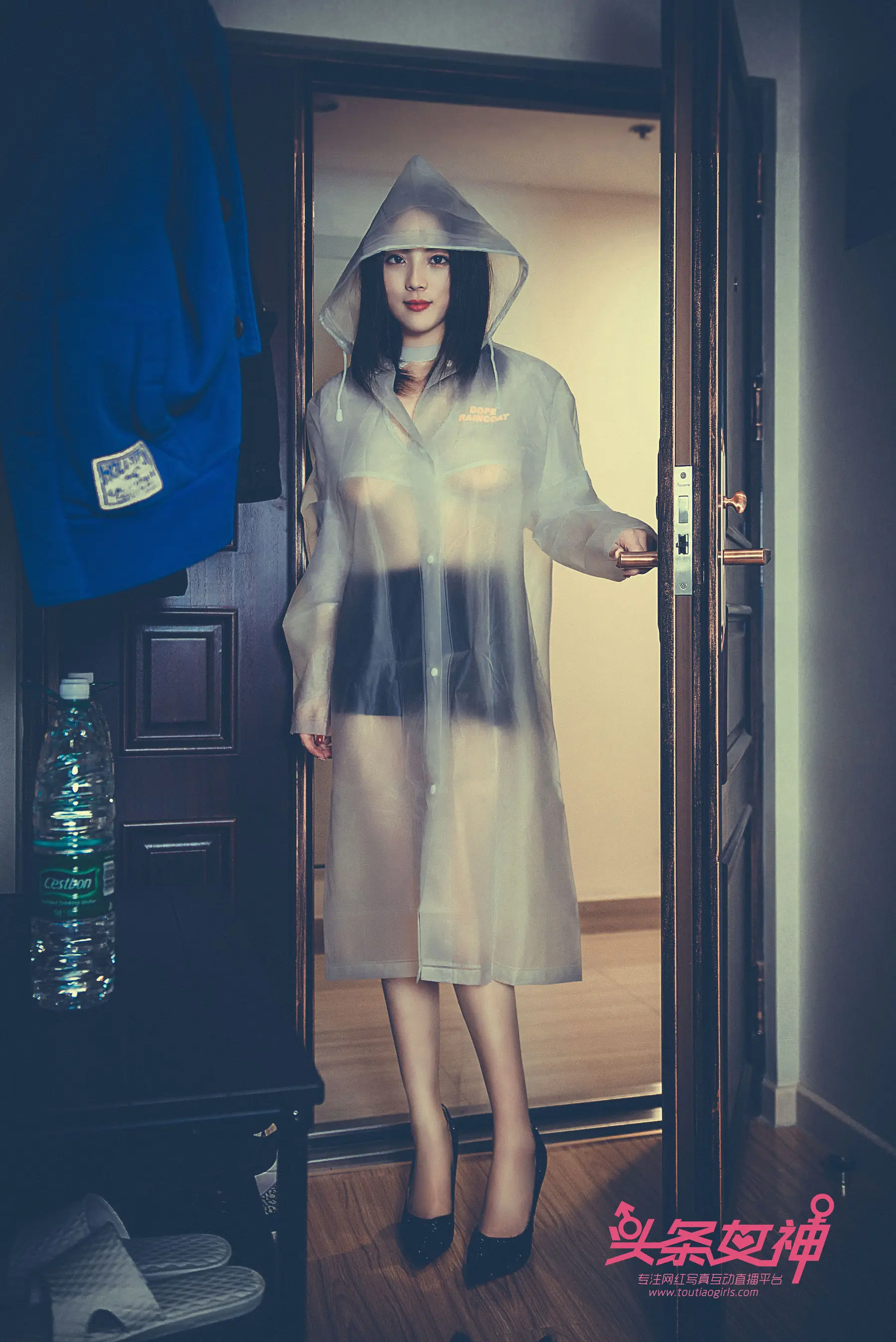 [TouTiao头条女神] 2018.04.18 雨衣修水工 迪爱儿
