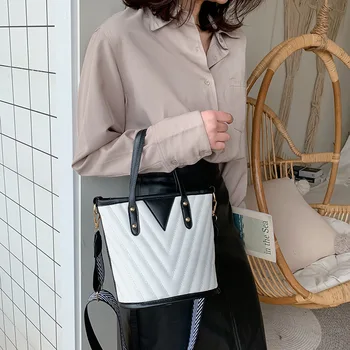 

New Wild Hit Color Shoulder Messenger Bag Wide Shoulder Strap Hardware Hook Portable Bucket Bag Luxury Female Bag Female Bag Des
