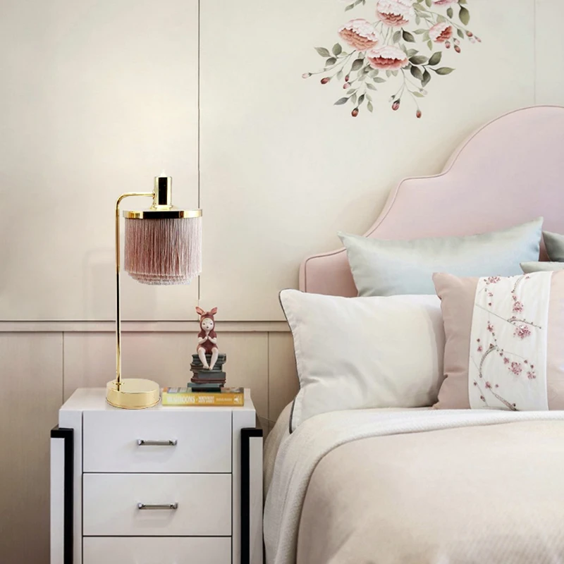 

Morden Simple LED Table Lamp Pink Fringed Princess Room Living Room Lightings Creative Tassels Decorate Iron Art desk Lights