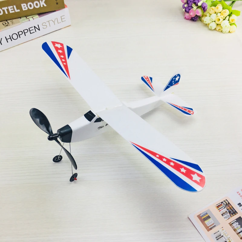 Gros plan sur le planeur RC Avion Inertiel Mousse avec ses ailes en mousse légère et son nez arrondi