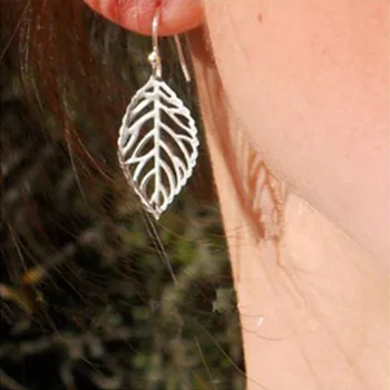 

2020 new beautiful metal hollow leaf earrings small fresh Korean simple