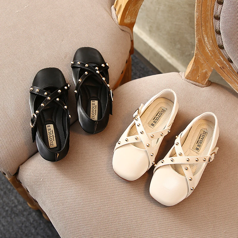 Обувь для девочек с заклепками и перекрестными шнурками Маленькие кожаные туфли