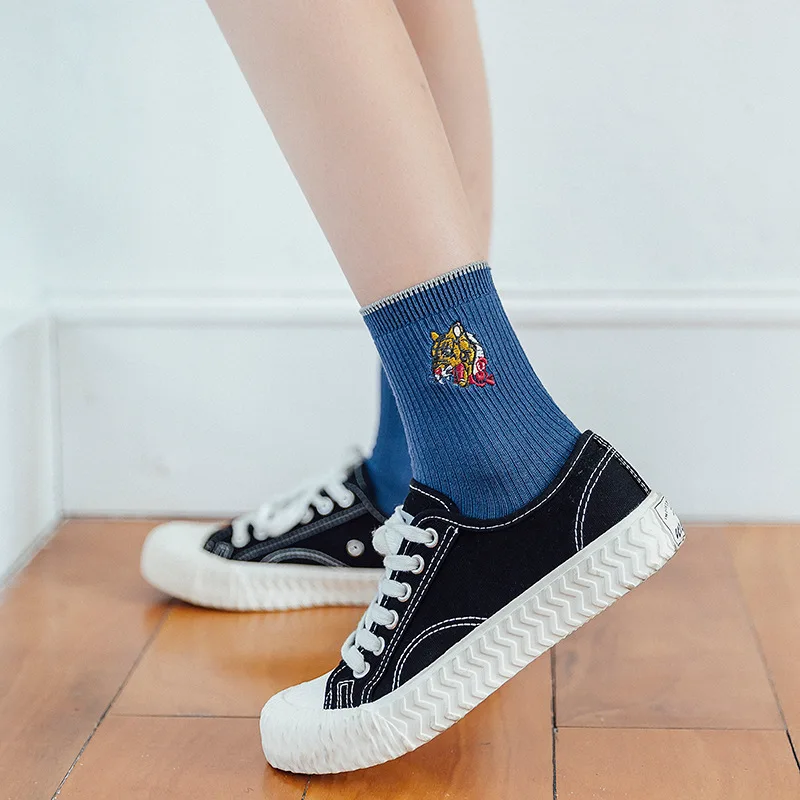 Хлопковые осенние и зимние модели корейские женские носки женский свитер с вышивкой голова тигра носки спортивные носки прямые продажи с фабрики