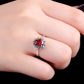 

Fashion Ladies S925 Sterling Silver Ornament Garnet Ring
