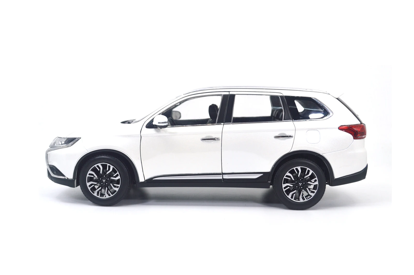 1/18 1:18 Масштаб Outlander белая литая модель автомобиля Игрушечная модель автомобиля открываются двери
