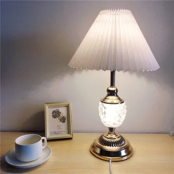 

Korean Vintage girl pleated pleated metal glass decorative table lamp B & B hotel abajur bedroom ins bedside decorative lamp