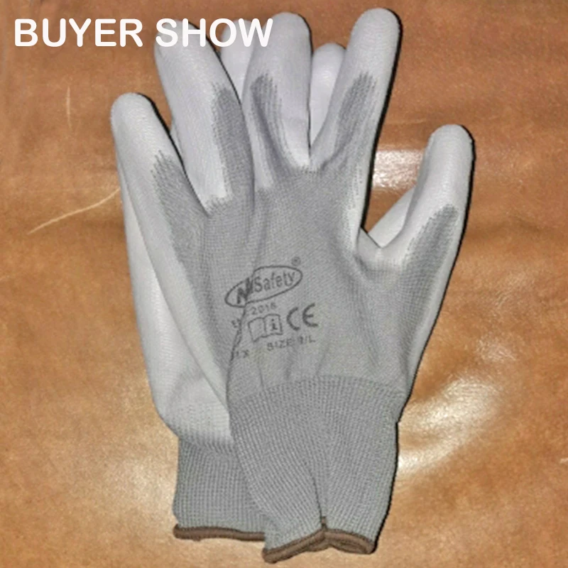Mains enfilant des gants vinyle jetables PU1350, taille M, adaptés à l'hygiène alimentaire.