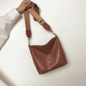 

The spring/summer 2020 retro bucket bag with a small bag with a wide shoulder strap across the shoulder bag with a single