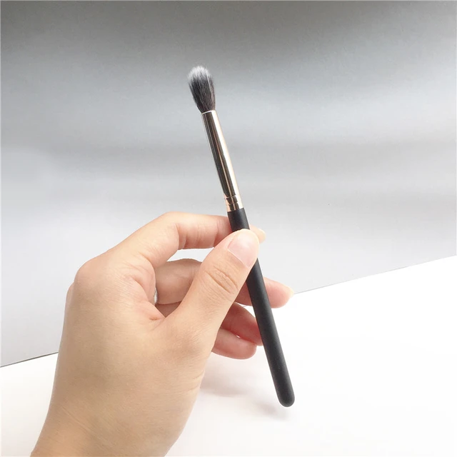 TAPERED BLENDING BRUSH