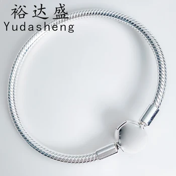 

Moments snake bracelet ,Can be worn with charms or worn alone, simple and low-key