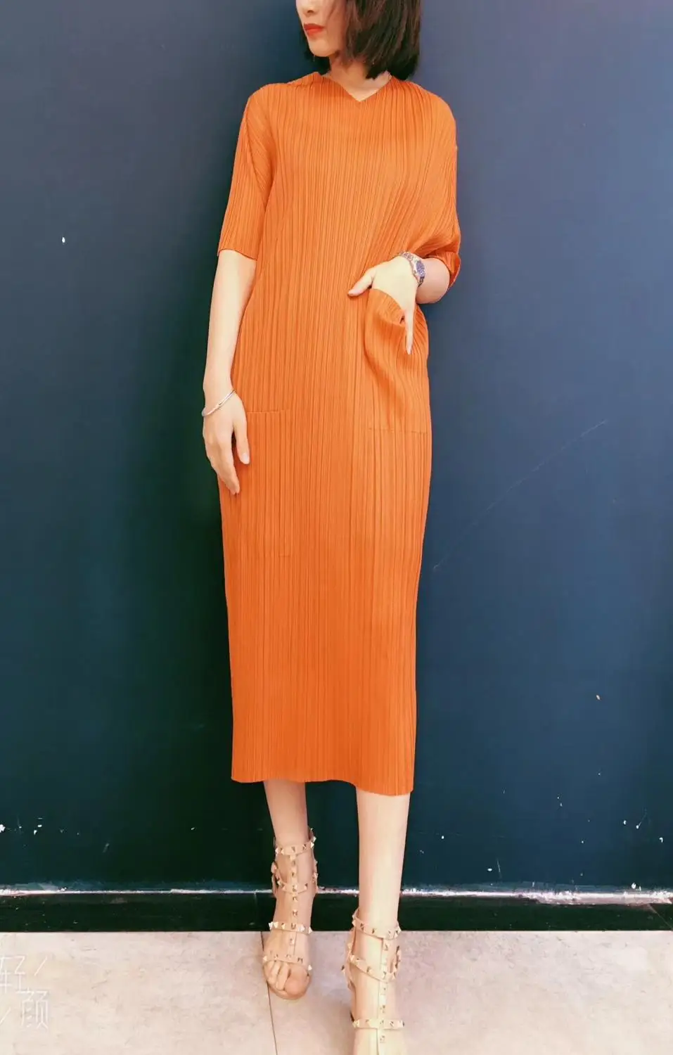 Оранжевый Горячая модное Miyake складное однотонное платье с коротким рукавом v-образным вырезом и карманами прямое платье - Цвет: Оранжевый
