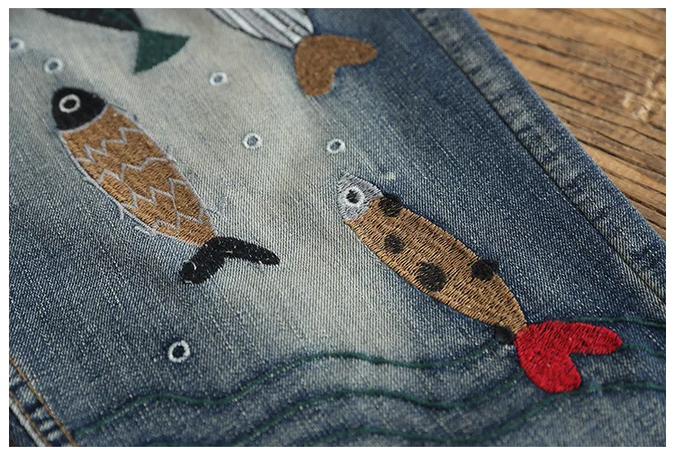 Весна, стиль, художественные джинсы капри с вышивкой в виде рыбы, ручной работы, на шнуровке, с потертостями, женские штаны