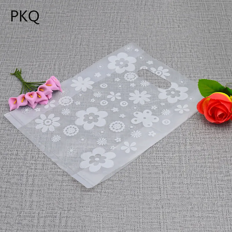 

100pcs White Flower Printed Plastic Bag With Handle Transparent Food Take Away Packaging Bag Party Favor Candy Bags
