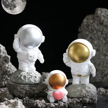 

VIDAR Nordic Style Resin Asrtronaut Figure Ornament Space Man Sculpture Space Shuttle Model Moon Landing Planetarium Memento INS