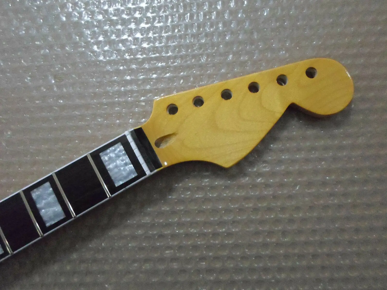 

22 frets Maple Neck Rosewood Fingerboard for Strat Electric Guitar yellow