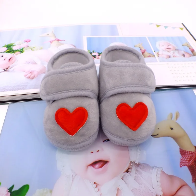 Warmom/Носки для новорожденных; обувь для малышей с сердечками; обувь для первых шагов из плюша и хлопка; удобная мягкая Нескользящая теплая обувь для младенцев