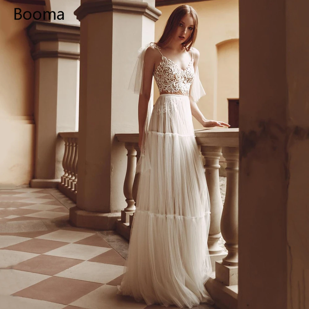 

Boho Lace Wedding Dresses Bohemian V-Neck Beach Bride Dresses Spaghetti Straps Tiered Tulle A-Line Wedding Gowns Adorning Cuffs