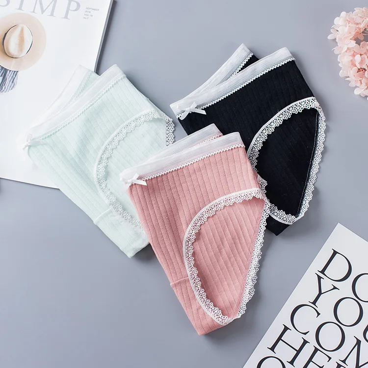 It uslubidagi pozitsiyada oq pantiesdagi qizlar