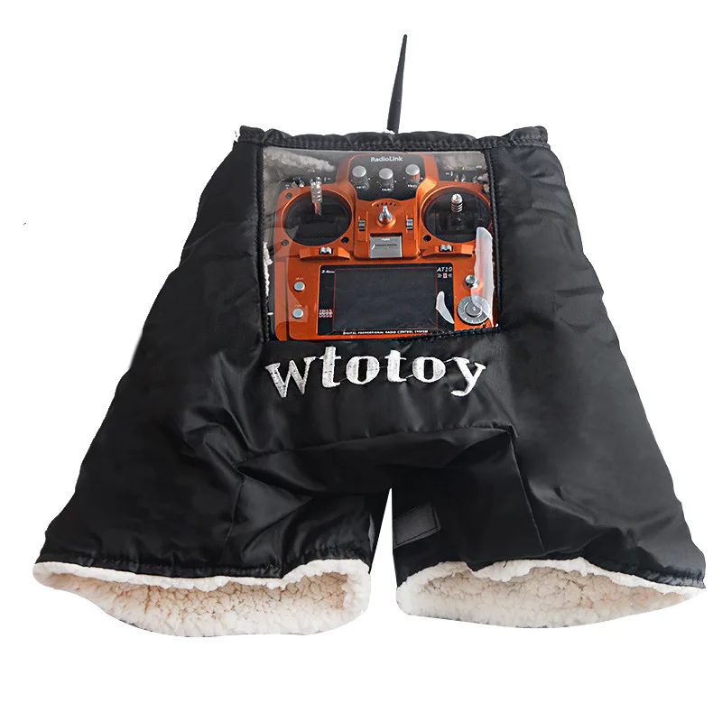 Vue rapprochée des gants chauffants pour télécommande FPV, montrant la doublure isolante et la compatibilité avec les commandes.