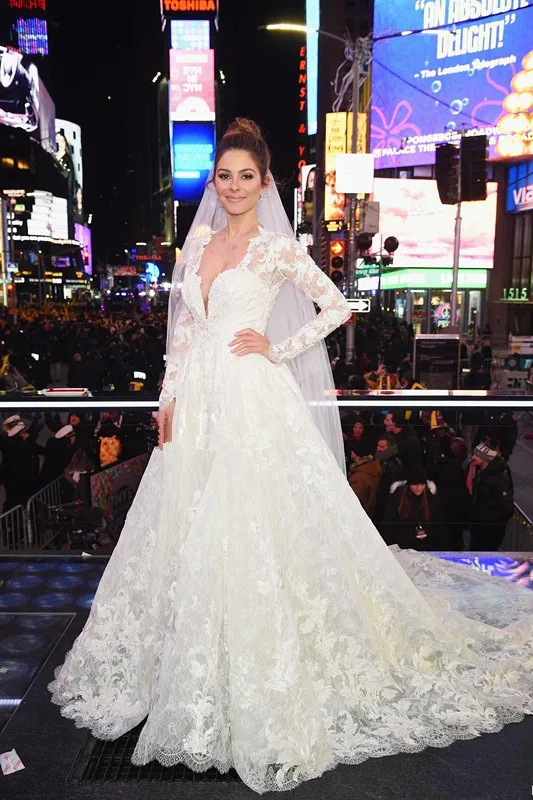 2018-new-luxury-full-lace-wedding-dresses-with-sheer-long-sleeves-deep-v-neck-court-train-glamorous-over-skirt-bridal-gown-unique-customized (1)_副本