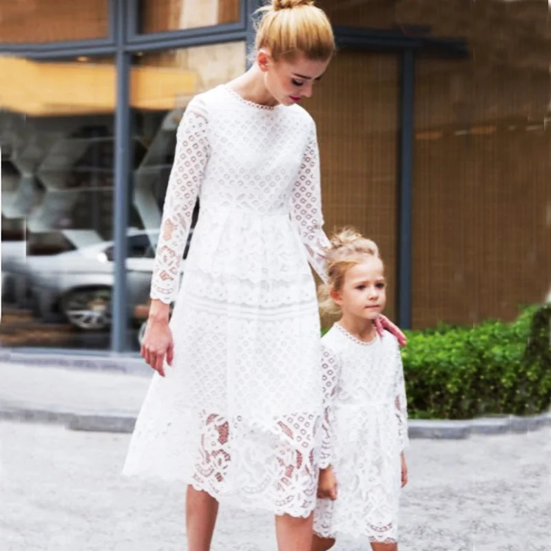 Модные платья для мамы и дочки; кружевное платье для девочек; одинаковые комплекты для семьи; Mae e Filha Vestido; Одинаковая одежда для семьи - Цвет: Белый