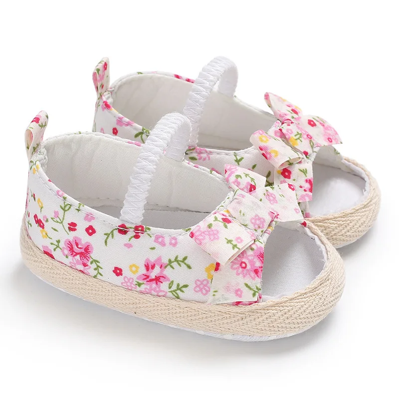 Белые сандалии с цветочным принтом для новорожденных девочек; милые повседневные От 0 до 2 лет с бантом на мягкой подошве для малышей; летняя обувь для малышей