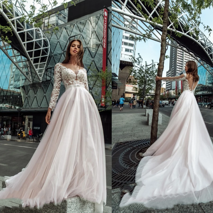 

Кружевное свадебное платье с длинным рукавом, круглым вырезом и аппликацией