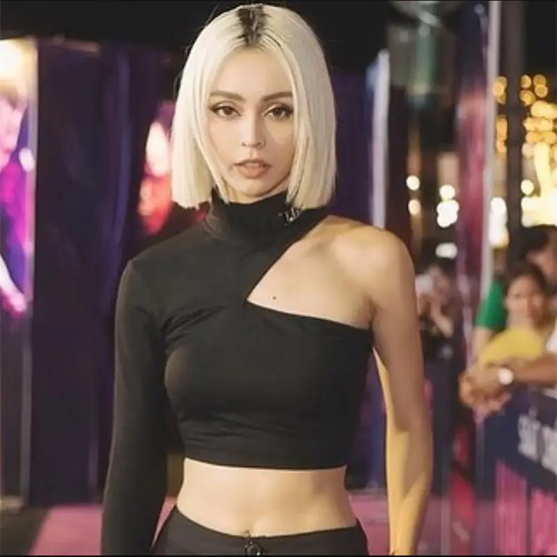 InstaHot/Черная Женская футболка с одним рукавом, с вырезами, в полоску, с боковыми светоотражающими кроп-топами, Осень-зима, пикантная уличная футболка