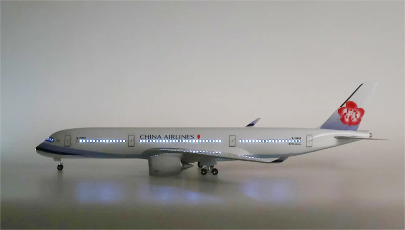 47 см 1/142 ScaleAirbus A350 Тайваньская авиационная модель самолета из сплава с шасси и светильник - Цвет: with light