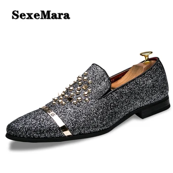

SexeMara Derby Shoes Men Fashion Luxury Rivets Rubber Sole Pointed Toe Slip On Oxfords Shoes Brogue Shoes Zapatillas Hombre
