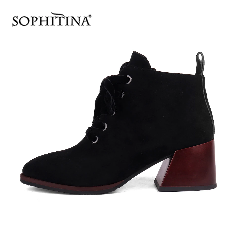 SOPHITINA/Ботинки женские на осень и зиму. Удобная обувь застегивается сбоку на молнию, а высоту подъема можно отрегулировать шнуровкой. Женские ботильоны с острым носком на темно-красном квадратном каблуке. ОбувьBY136