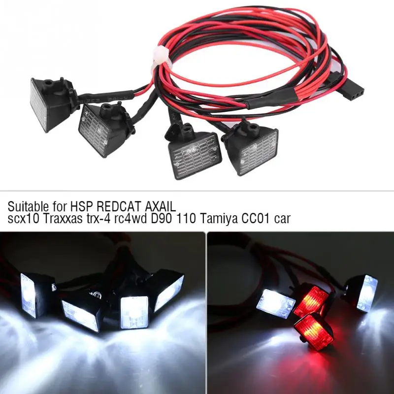 Vue de face d'un Axial SCX10 avec barre LED toit allumée, projetant une lumière blanche intense.
