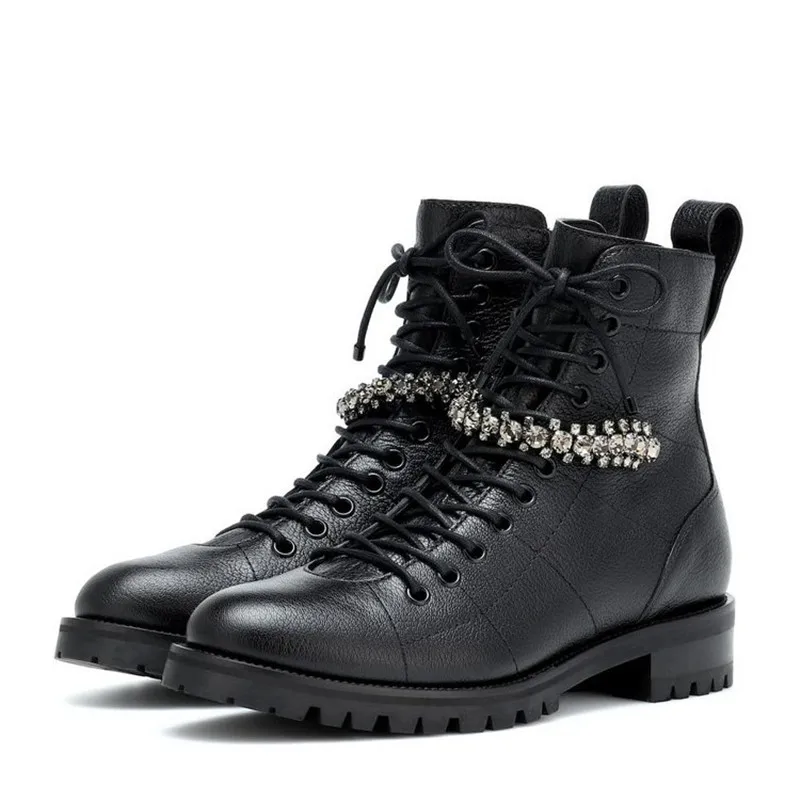 Женская обувь черные байкерские ботинки из зернистой кожи ботильоны на плоской подошве, украшенные кристаллами, на шнуровке, с круглым носком женская обувь осень