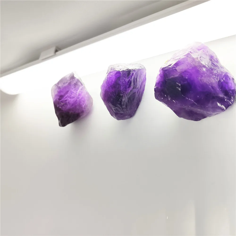 Необработанный камень Темный аметист асимметричный натуральный и фиолетовый