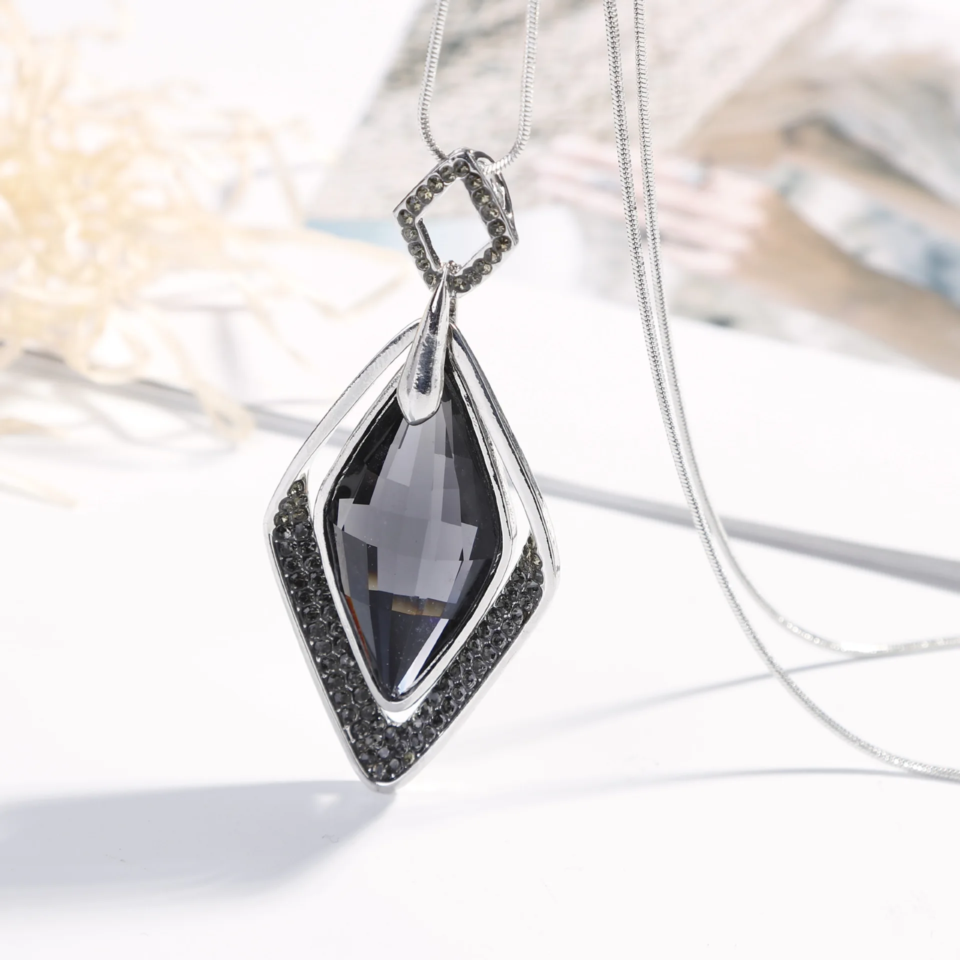 

Europe And America Fashion And Personality New Style Autumn And Winter Versatile Women's Sweater Chain Gemstone Geometry Rhombus