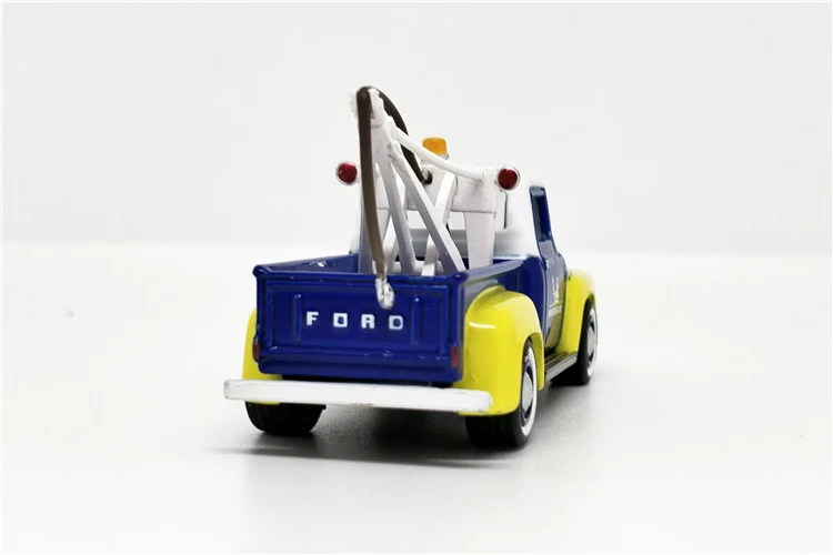 Зеленый свет 1: 64 1956 Ford F-100 Michelin падение в буксировочный крюк синий желтый без коробки